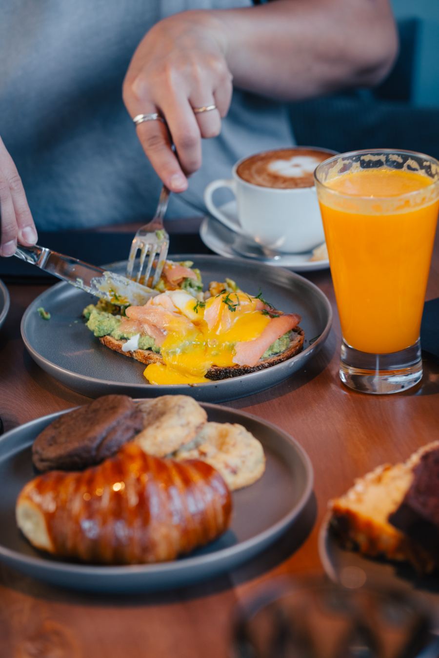 Desayuno con tostada de salmón, huevo y jugo natural, De Barrio Bistró